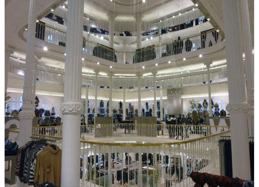 Acondicionamiento de los antiguos almacenes las Rinascente en Roma para establecimiento de venta de ropa.